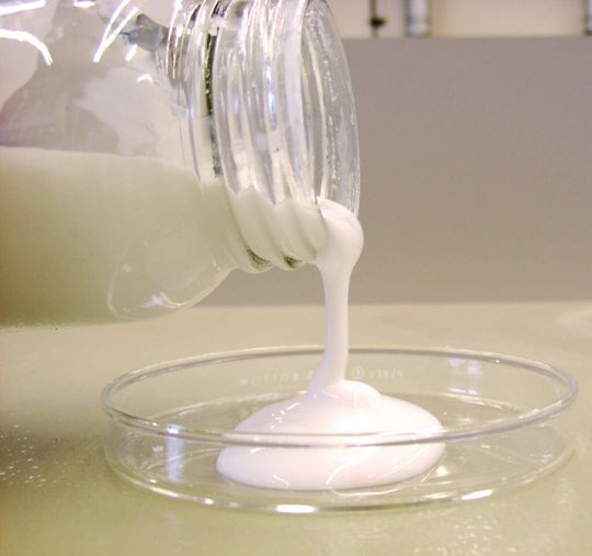 Das neue Batterie-Kühlmittel ist ein Gemisch aus Wasser und Paraffin, stabilisierenden Tensiden und etwas Frostschutzmittel Glycol. Das neue Batterie-Kühlmittel ist ein Gemisch aus Wasser und Paraffin, stabilisierenden Tensiden und etwas Frostschutzmittel Glycol.