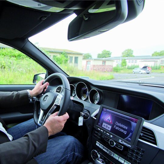 Ein defektes Fahrzeug könnte mit Car-to-X künftig schon frühzeitig erkannt und der Fahrer davor gewarnt werden. Ein defektes Fahrzeug könnte mit Car-to-X künftig schon frühzeitig erkannt und der Fahrer davor gewarnt werden.