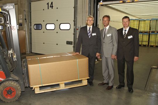 Luden zum ersten Blick hinter die Kulissen (v.l.): Ulrich Bosbach, Senior Director der Osram AG, Ulrich Mair, Leiter derGeschäftsstelle Augsburg (Landverkehr/Logistik) der Schenker Deutschland AG, und Sascha Petersmann, Market Officer South Germany, Austria & Switzerland von Prologis. Luden zum ersten Blick hinter die Kulissen (v.l.): Ulrich Bosbach, Senior Director der Osram AG, Ulrich Mair, Leiter derGeschäftsstelle Augsburg (Landverkehr/Logistik) der Schenker Deutschland AG, und Sascha Petersmann, Market Officer South Germany, Austria & Switzerland von Prologis.