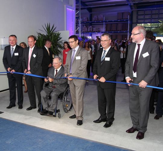 Bundesfinanzminister Dr. Wolfgang Schäuble weihte zusammen mit den Mitarbeitern von TDK-Lambda das neue Logistikzentrum in Achern ein.