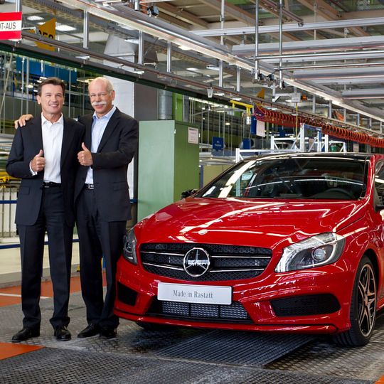 Am 16. Juli lief im Mercedes-Benz-Werk Rastatt die erste neue A-Klasse vom Band. Für Dr. Dieter Zetsche, Vorsitzender des Vorstands der Daimler AG und Leiter Mercedes-Benz Cars (rechts), steht sie für „unseren Angriff im Kompaktsegment“. Im Bild links: Dr. Wolfgang Bernhard, Vorstandsmitglied der Daimler AG, Produktion und Einkauf Mercedes-Benz Cars & Mercedes-Benz Vans. Am 16. Juli lief im Mercedes-Benz-Werk Rastatt die erste neue A-Klasse vom Band. Für Dr. Dieter Zetsche, Vorsitzender des Vorstands der Daimler AG und Leiter Mercedes-Benz Cars (rechts), steht sie für „unseren Angriff im Kompaktsegment“. Im Bild links: Dr. Wolfgang Bernhard, Vorstandsmitglied der Daimler AG, Produktion und Einkauf Mercedes-Benz Cars & Mercedes-Benz Vans.