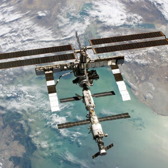 Bild 1: Die Internationale Raumstation ISS (International Space Station) kreist in etwa 400 km Höhe in rund 91 Minuten einmal um die Erde und soll mindestens bis 2020 betrieben werden. Bild 1: Die Internationale Raumstation ISS (International Space Station) kreist in etwa 400 km Höhe in rund 91 Minuten einmal um die Erde und soll mindestens bis 2020 betrieben werden.