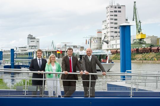 Trafen sich zum 50-jährigen Jubiläum (v.l.): Bayernhafen-Geschäftsführer Joachim Zimmermann, Staatssekretärin Melanie Huml, Finanzminister Dr. Markus Söder und Heribert Trunk, Präsident der IHK Oberfranken. Trafen sich zum 50-jährigen Jubiläum (v.l.): Bayernhafen-Geschäftsführer Joachim Zimmermann, Staatssekretärin Melanie Huml, Finanzminister Dr. Markus Söder und Heribert Trunk, Präsident der IHK Oberfranken.