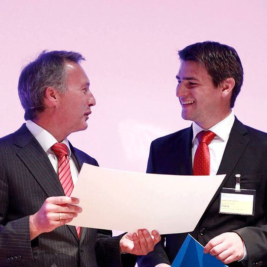 Alexander Pabst (rechts) nimmt den „Best Paper Award 2012“ des Vereins Deutscher Ingenieure (VDI) entgegen. Er erhält ihn für sein Manuskript mit dem Thema „Leistungsgesteigerte Planetenlager für moderne Automatikgetriebe“. Alexander Pabst (rechts) nimmt den „Best Paper Award 2012“ des Vereins Deutscher Ingenieure (VDI) entgegen. Er erhält ihn für sein Manuskript mit dem Thema „Leistungsgesteigerte Planetenlager für moderne Automatikgetriebe“.