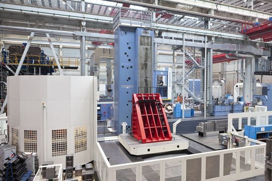 Blick auf das Fahrständer-Bohrwerk Speedram 3000. Es steht auf einer Fläche von 300 m². Dazu kommen noch Flächen für periphere Einrichtungen wie Werkzeugschränke für Werkzeuge und Spannmittel sowie für die Werkzeugarena. Blick auf das Fahrständer-Bohrwerk Speedram 3000. Es steht auf einer Fläche von 300 m². Dazu kommen noch Flächen für periphere Einrichtungen wie Werkzeugschränke für Werkzeuge und Spannmittel sowie für die Werkzeugarena.