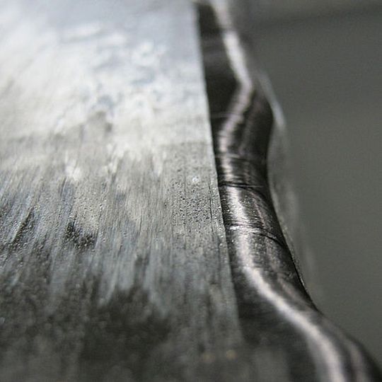 Preform aus gerichteten und ungerichteten Carbonfasern. Daraus wird ein geometrisch komplexes CFK-Bauteil gefertigt.