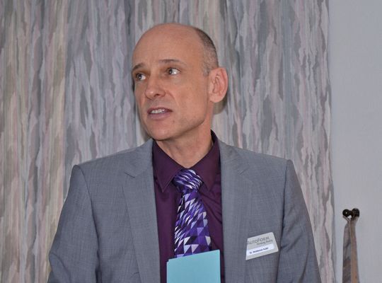 Dr. Waldemar Kubli: „Unsere Software soll nichts anderes als ein Cockpit sein, in dessen Zentrum der Umformprozess steht.“ Dr. Waldemar Kubli: „Unsere Software soll nichts anderes als ein Cockpit sein, in dessen Zentrum der Umformprozess steht.“