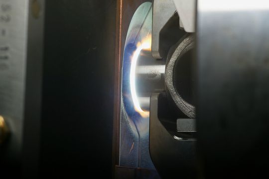 Das von Kuka Systems entwickelte Magnetarc-Schweißen gehört zu den Pressschweißverfahren mit magnetisch bewegten Lichtbogen unter Schutzgas. Mit dem Verfahren lassen sich Hohlprofile mit Wandstärken zwischen 0,7 und 10mm fügen. Das von Kuka Systems entwickelte Magnetarc-Schweißen gehört zu den Pressschweißverfahren mit magnetisch bewegten Lichtbogen unter Schutzgas. Mit dem Verfahren lassen sich Hohlprofile mit Wandstärken zwischen 0,7 und 10mm fügen.