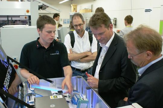 Am Juryworkshop lassen sich die Juroren die Projekte in allen Einzelheiten erklären. Am Juryworkshop lassen sich die Juroren die Projekte in allen Einzelheiten erklären.