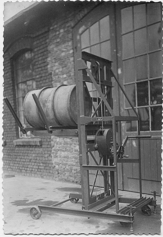 Hebetechnik anno 1949: Eine „Schrot-Leiter“ von Sichelschmidt zum Fasshandling. Hebetechnik anno 1949: Eine „Schrot-Leiter“ von Sichelschmidt zum Fasshandling.