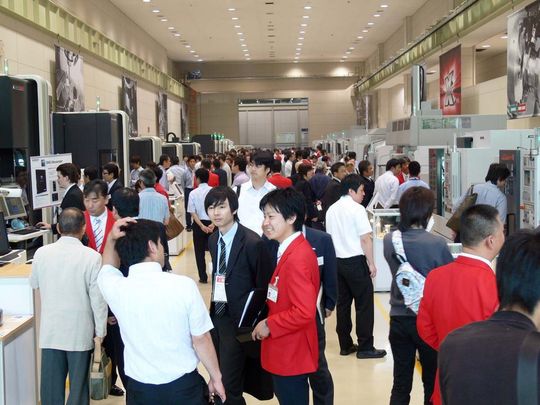 Insgesamt 10.000 Besucher konnte Mori Seiki am Iga Campus während der dreitägigen Innovation Days begrüßen. Insgesamt 10.000 Besucher konnte Mori Seiki am Iga Campus während der dreitägigen Innovation Days begrüßen.