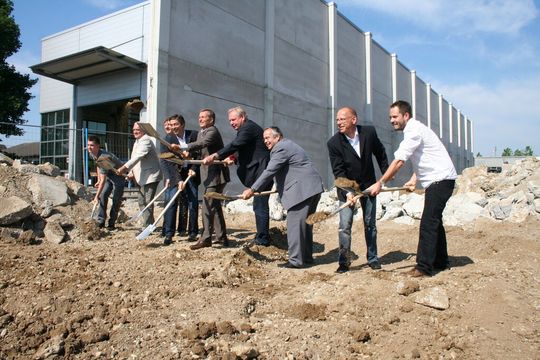 Spatenstich unter anderem mit Arku-Azubi Sven Babian (links) sowie Arku-Geschäftsführer Albert Reiss (5. v. l.) und Baden-Badens Oberbürgermeister Wolfgang Gerstner (6. v. l.). Spatenstich unter anderem mit Arku-Azubi Sven Babian (links) sowie Arku-Geschäftsführer Albert Reiss (5. v. l.) und Baden-Badens Oberbürgermeister Wolfgang Gerstner (6. v. l.).