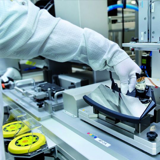 Höchste Präzision in der Fertigung. Der Kunststoffspiegel für das HuD hat eine Toleranz von 0,005 Millimetern. Höchste Präzision in der Fertigung. Der Kunststoffspiegel für das HuD hat eine Toleranz von 0,005 Millimetern.