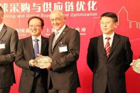 BME-Vorstandsvorsitzender Dr. Jürgen Marquard (Mitte) mit chinesischen Vertretern auf der International Sourcing Fair 2011 in Shanghai. BME-Vorstandsvorsitzender Dr. Jürgen Marquard (Mitte) mit chinesischen Vertretern auf der International Sourcing Fair 2011 in Shanghai.