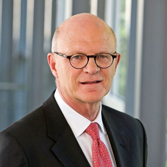 Franz-Josef Kortüm (62) übergibt als einer der dienstältesten Vorstandsvorsitzenden in der Automobilindustrie seinen Posten. Nachfolger wird sein bisheriger Stellvertreter Dr. Holger Engelmann (47). Franz-Josef Kortüm (62) übergibt als einer der dienstältesten Vorstandsvorsitzenden in der Automobilindustrie seinen Posten. Nachfolger wird sein bisheriger Stellvertreter Dr. Holger Engelmann (47).