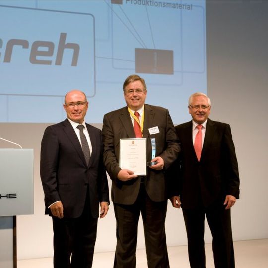 Von links: Bernhard Maier (Vorstand Vertrieb und Marketing, Porsche AG), Dr. Michael Roesnick (Vorsitzender der Geschäftsführung, Preh GmbH) und Uwe-Karsten Städter (Vorstand Beschaffung, Porsche AG). Von links: Bernhard Maier (Vorstand Vertrieb und Marketing, Porsche AG), Dr. Michael Roesnick (Vorsitzender der Geschäftsführung, Preh GmbH) und Uwe-Karsten Städter (Vorstand Beschaffung, Porsche AG).