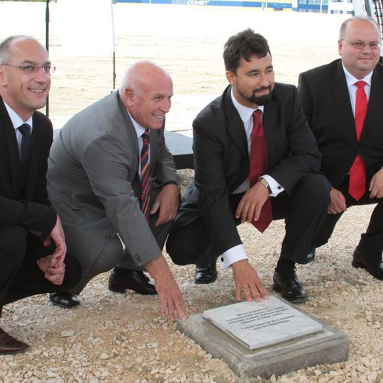 Legten gemeinsam den Grundstein für das neue Rehau-Werk im ungarischen Györ: Markus Grundmann (Mitglied der Geschäftsführung), Dr. Tivador Somogyi (Vize-Bürgermeister der Stadt Györ), Balázs Hidvégi (Vize-Staatssekretär) und Steffen Gruber (Großkundenmanager der VW-Gruppe bei Rehau) (v.l.). Legten gemeinsam den Grundstein für das neue Rehau-Werk im ungarischen Györ: Markus Grundmann (Mitglied der Geschäftsführung), Dr. Tivador Somogyi (Vize-Bürgermeister der Stadt Györ), Balázs Hidvégi (Vize-Staatssekretär) und Steffen Gruber (Großkundenmanager der VW-Gruppe bei Rehau) (v.l.).