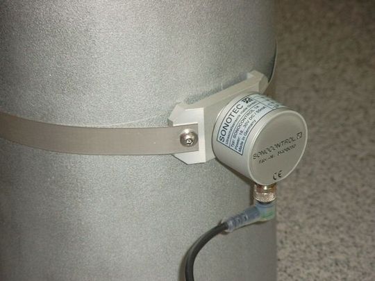 Sonocontrol 14-Sensoren erkennen die Kolbenposition in Hydraulikzylindern durch die Behälterwand hindurch – ohne direkten Kontakt zum Kolben.