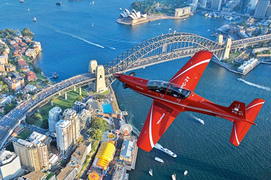 Die PC-21 über der Sydney Harbor Bridge Die PC-21 über der Sydney Harbor Bridge