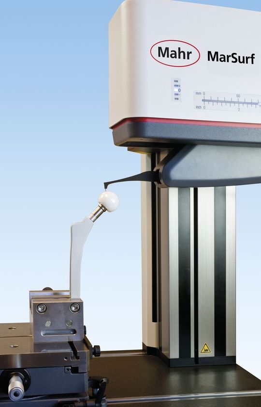 Bild 1: Moderne Messmaschinen sind in der Lage, neben dem Ra-Wert eine Vielzahl weiterer Parameter zur Bewertung der Oberflächenqualität von Implantaten zu bestimmen Bild 1: Moderne Messmaschinen sind in der Lage, neben dem Ra-Wert eine Vielzahl weiterer Parameter zur Bewertung der Oberflächenqualität von Implantaten zu bestimmen