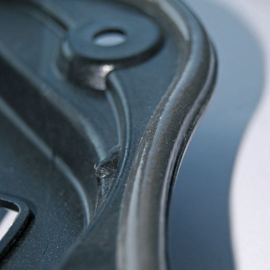 Der schnell aushärtende Dichtungs- und Formweichschaum RAKU-PUR 32-3250-36 wurde speziell für die Haftung auf unterschiedlichsten Werkstoffen von Polypropylen bis zu lackiertem Stahl entwickelt.