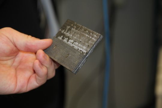 Planfräsen einer 6 mm dicken CFK-Probe (Prepreg). Die Schnittdaten des Planfräsers mit 63 mm Durchmesser sind 5000 1/min Umdrehung und 3000 mm/min Vorschub. Gefräst wurde im Gegenlauf (ap 2 mm).