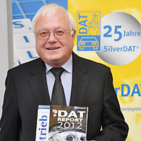 Im April hat Volker Prüfer letztmals als DAT-Vorsitzender den gemeinsam mit »kfz-betrieb« veröffentlichten DAT-Report vorgestellt. Im April hat Volker Prüfer letztmals als DAT-Vorsitzender den gemeinsam mit »kfz-betrieb« veröffentlichten DAT-Report vorgestellt.