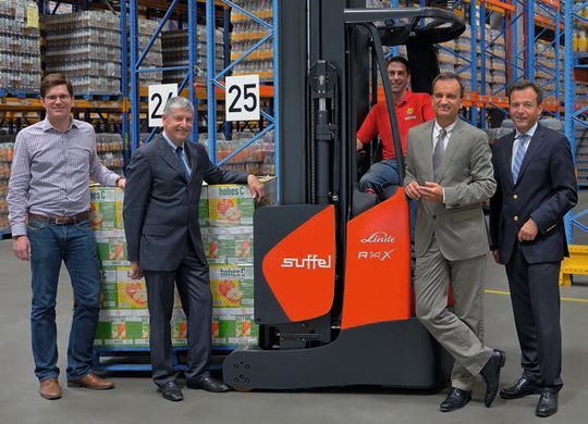 Stapler-Übergabe (v.l.): Thomas Brunner (Geis Industrie-Service), Helmut Kinzler (Eckes-Granini Deutschland), ein Geis-Industrie-Service-Mitarbeiter, Martin Suffel (Suffel Fördertechnik) und Marc Wehner (Linde Material Handling). Stapler-Übergabe (v.l.): Thomas Brunner (Geis Industrie-Service), Helmut Kinzler (Eckes-Granini Deutschland), ein Geis-Industrie-Service-Mitarbeiter, Martin Suffel (Suffel Fördertechnik) und Marc Wehner (Linde Material Handling).