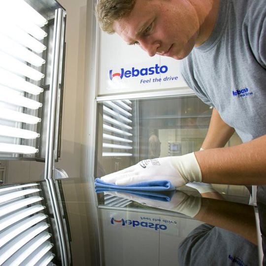 Das Webasto Kerngeschäft sind Cabrio- und Dachsysteme sowie Heiz- und Klimasysteme. Zu sehen: Die Endkontrolle eines Glasdachs unter Neonlicht. Das Webasto Kerngeschäft sind Cabrio- und Dachsysteme sowie Heiz- und Klimasysteme. Zu sehen: Die Endkontrolle eines Glasdachs unter Neonlicht.