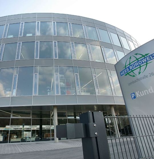 Der Neubau bei Hees Bürowelt vereint auf 4200 m² Lager, Ausstellungs- und Büroräume unter einem Dach. Der Neubau bei Hees Bürowelt vereint auf 4200 m² Lager, Ausstellungs- und Büroräume unter einem Dach.