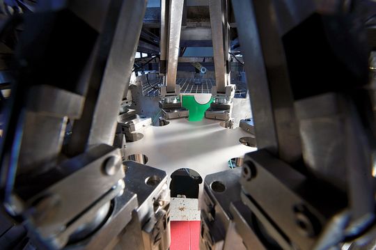 Bild 1: In der Verstreckvorrichtung wurden die Kraft-Dehnungs-Verläufe an achteckigen Proben ermittelt. Damit die Messungen unter praxisgerechten Fertigungsbedingungen ablaufen, wurde die Vorrichtung in eine Thermoformanlage integriert. Bild 1: In der Verstreckvorrichtung wurden die Kraft-Dehnungs-Verläufe an achteckigen Proben ermittelt. Damit die Messungen unter praxisgerechten Fertigungsbedingungen ablaufen, wurde die Vorrichtung in eine Thermoformanlage integriert.