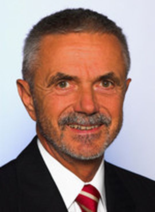 Prof. Dr.-Ing. Klaus Bender verlässt den Komiteevorsitz des SPS IPC Drives Kongresses . Prof. Dr.-Ing. Klaus Bender verlässt den Komiteevorsitz des SPS IPC Drives Kongresses .