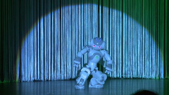 Forschung an und mit humanoiden Robotern ist eine wichtige Domäne der Mechatronik und erhöht das Verständnis um die Art und Weise wie sich Menschen und Roboter künftig in verschiedenen Bereichen sinnvoll ergänzen können. Forschung an und mit humanoiden Robotern ist eine wichtige Domäne der Mechatronik und erhöht das Verständnis um die Art und Weise wie sich Menschen und Roboter künftig in verschiedenen Bereichen sinnvoll ergänzen können.
