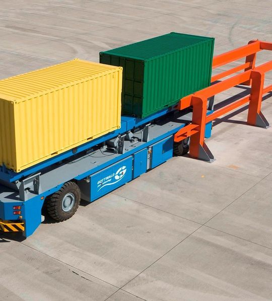 Automatische Containerübergabe mit einem batteriebetriebenen Lift-AGV von Terex Port Solutions. Automatische Containerübergabe mit einem batteriebetriebenen Lift-AGV von Terex Port Solutions.
