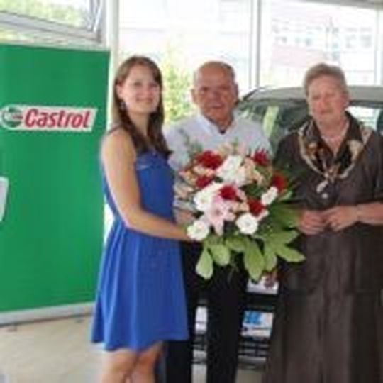 Gewinnerin Jagoda Koziara (li.) nahm die Glückwünsche der Familie Bihl vom gleichnamigen Autohaus entgegen.