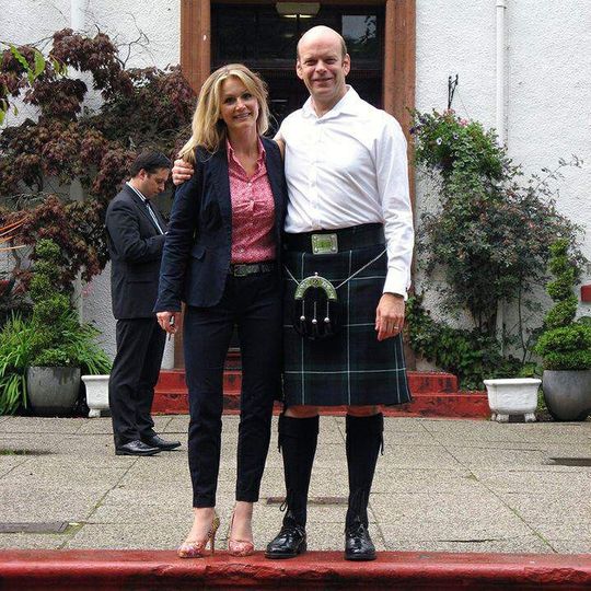 Acmeo-Vertriebsleiterin Isabelle von Künßberg und Alistair Forbes, General Manager von GFI Max – letzterer in traditioneller Kluft. Acmeo-Vertriebsleiterin Isabelle von Künßberg und Alistair Forbes, General Manager von GFI Max – letzterer in traditioneller Kluft.