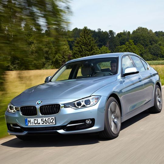 BMW hat den 3er Active Hybrid der Presse vorgestellt. Nach dem 7er, 6er und 5er ist diese Technik damit in der bayerischen Mittelklasse angekommen. BMW hat den 3er Active Hybrid der Presse vorgestellt. Nach dem 7er, 6er und 5er ist diese Technik damit in der bayerischen Mittelklasse angekommen.