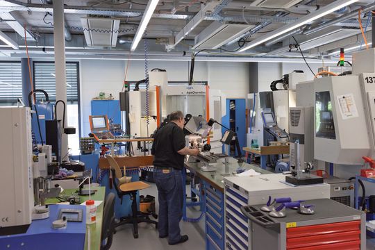 Ein Blick in die Produktion bei Hublot erinnert fast ein wenig an eine Schweizer Privatklinik, derart «clean» sind die Hallen. Ein Blick in die Produktion bei Hublot erinnert fast ein wenig an eine Schweizer Privatklinik, derart «clean» sind die Hallen.