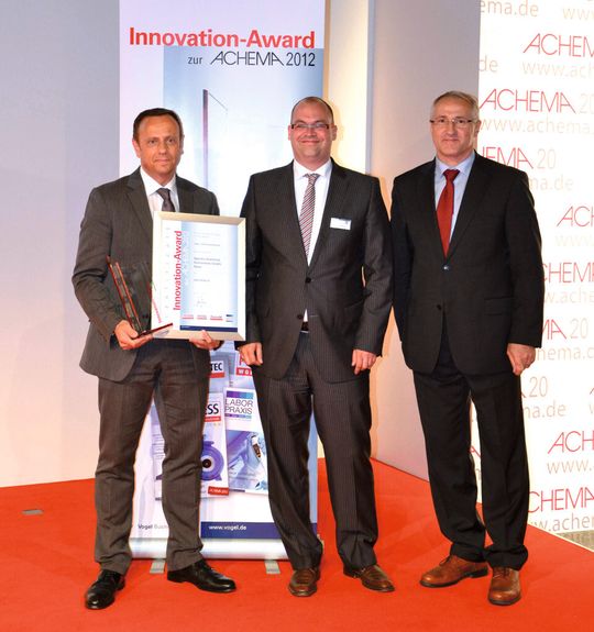 Olaf Schulz, Spectro, mit Marc Platthaus, Chefredakteur LABORPRAXIS und Publisher Gerd Kielburger (v.l.) anlässlich der Innovation-Award-Übergabe am 19. Juni in Frankfurt. Olaf Schulz, Spectro, mit Marc Platthaus, Chefredakteur LABORPRAXIS und Publisher Gerd Kielburger (v.l.) anlässlich der Innovation-Award-Übergabe am 19. Juni in Frankfurt.