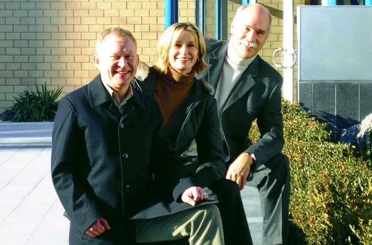 Vor dem Sitz der schweizerischen Tochtergesellschft in der Laubisrüti, Stäfa: (v.l.n.r.): Harald Hofpeter, Verwaltungsrat infoteam AG, Stäfa, Leta Going, GL-Assistentin, und Dr. Wolfgang Brendel, Geschäftsführer infoteam GmbH, Bubenreuth. Vor dem Sitz der schweizerischen Tochtergesellschft in der Laubisrüti, Stäfa: (v.l.n.r.): Harald Hofpeter, Verwaltungsrat infoteam AG, Stäfa, Leta Going, GL-Assistentin, und Dr. Wolfgang Brendel, Geschäftsführer infoteam GmbH, Bubenreuth.