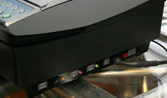 Noch ist der PoE-Drucker ein Prototyp mit einem Adapter unter dem Gerät Noch ist der PoE-Drucker ein Prototyp mit einem Adapter unter dem Gerät
