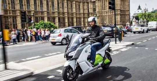Mit dem BMW Elektro-Scooter am Palace of Westminster in London vorbei gebraust. Mit dem BMW Elektro-Scooter am Palace of Westminster in London vorbei gebraust.