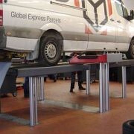 Die Vier-Stempel-Hebebühne „QuattroRam 65 A/N-S2“ hat eine Tragfähigkeit von 6,5 Tonnen.