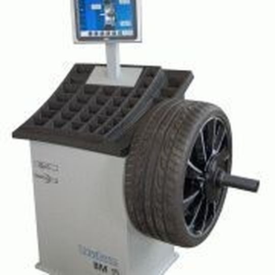 Die Radauswuchtmaschine „BM Quick-Span“ spannt das Rad automatisch auf.