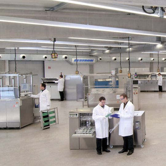Bild 1: Das technische Zentrum bei Zestron in Ingolstadt verfügt über die unterschiedlichsten Typen von Reinigungsanlagen. Anwender können hier diverse Reinigungsprozesse in der Praxis testen. Bild 1: Das technische Zentrum bei Zestron in Ingolstadt verfügt über die unterschiedlichsten Typen von Reinigungsanlagen. Anwender können hier diverse Reinigungsprozesse in der Praxis testen.