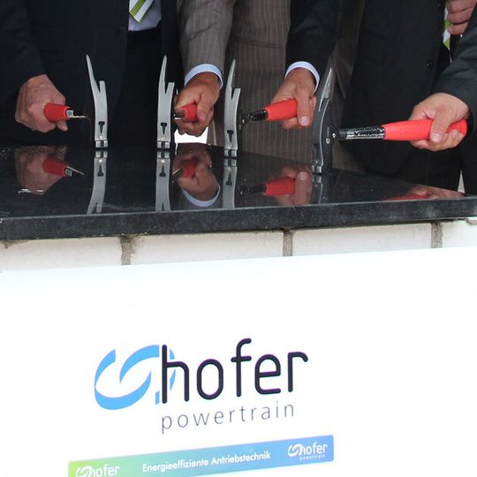 Ende Juli wurde in Nürtingen der Grundstein gelegt für das neue Hofer Powertrain Entwicklungszentrum. Ende Juli wurde in Nürtingen der Grundstein gelegt für das neue Hofer Powertrain Entwicklungszentrum.