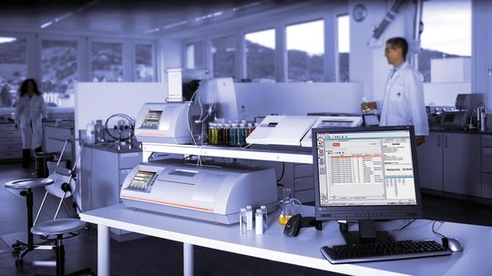 Abb.1: Der Modulyzer besteht aus einem Dichtemessgerät DMA der Generation M und einem Refraktometer der Abbemat-Serie. Er kann zusätzlich um ein Polarimeter der MCP-Serie und/oder ein Kolorimeter erweitert werden. Abb.1: Der Modulyzer besteht aus einem Dichtemessgerät DMA der Generation M und einem Refraktometer der Abbemat-Serie. Er kann zusätzlich um ein Polarimeter der MCP-Serie und/oder ein Kolorimeter erweitert werden.
