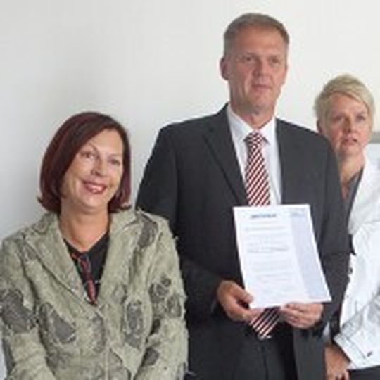 Heiko Lorenz, Trainingsleiter DAF Trucks Deutschland, präsentiert das Zertifikat, zu dem Ulrike Spanke (li.) und Birgit Behrens gratulieren.