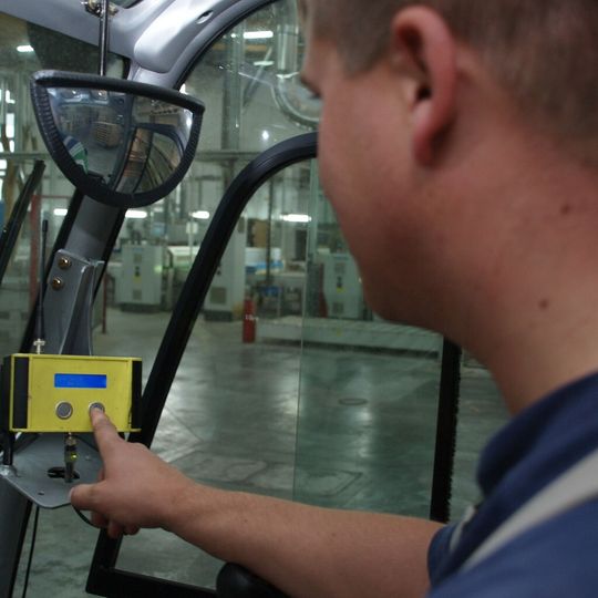 Mit der Ruffunktion des LT04 können Flurförderzeuge schnell per Knopfdruck an die Stelle beordert werden, an der Ware abgeholt werden muss. Mit der Ruffunktion des LT04 können Flurförderzeuge schnell per Knopfdruck an die Stelle beordert werden, an der Ware abgeholt werden muss.