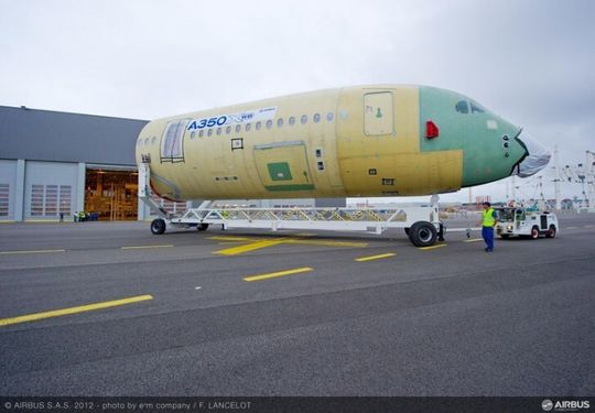 Die vordere Sektion des CFK-Rumpfes für den Airbus A350 XWB ist vor kurzem für die Endmontage im Werk Toulouse angekommen. Die vordere Sektion des CFK-Rumpfes für den Airbus A350 XWB ist vor kurzem für die Endmontage im Werk Toulouse angekommen.